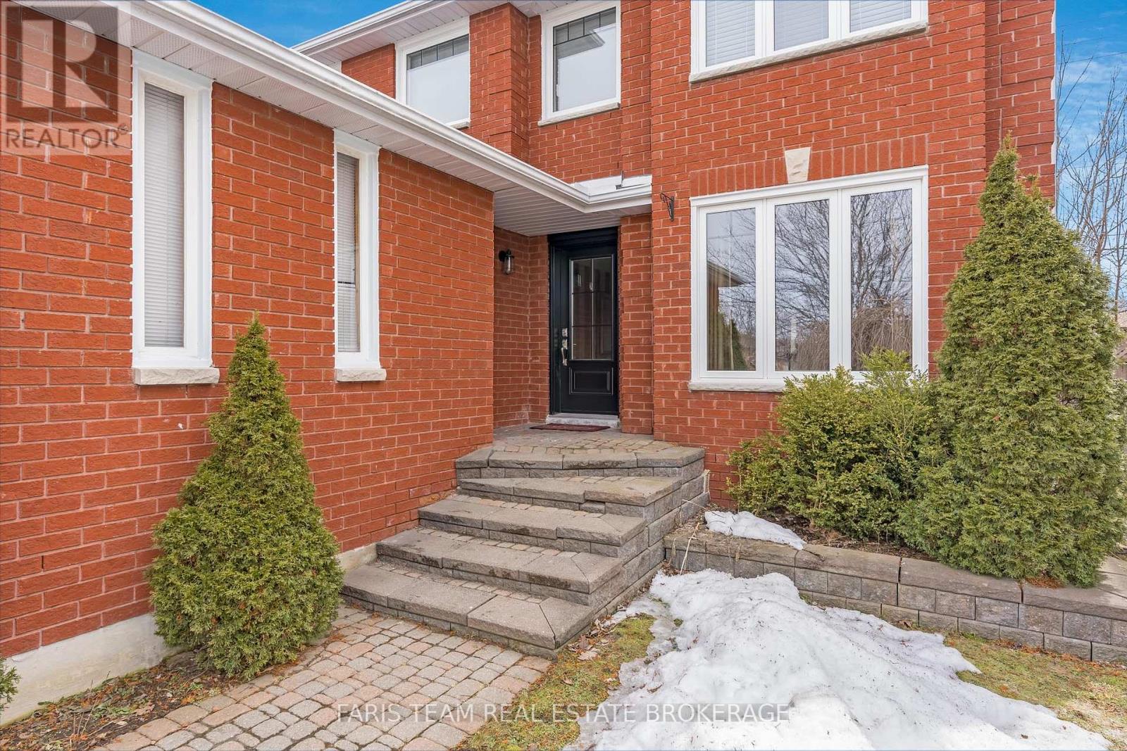 31 Etherington Crescent, Barrie (West Bayfield), Ontario  L4N 7T2 - Photo 3 - S13139044