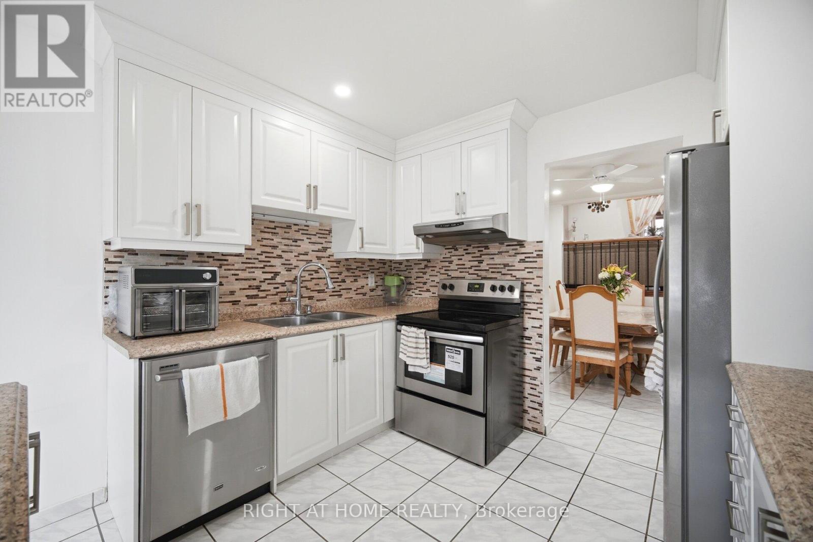 18 Mercedes Drive, Toronto, Ontario  M9V 4T5 - Photo 10 - W13139062