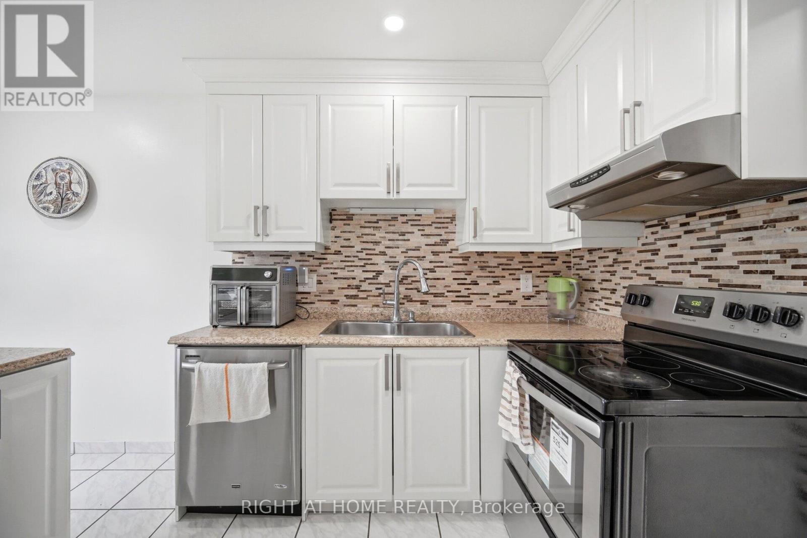 18 Mercedes Drive, Toronto, Ontario  M9V 4T5 - Photo 11 - W13139062