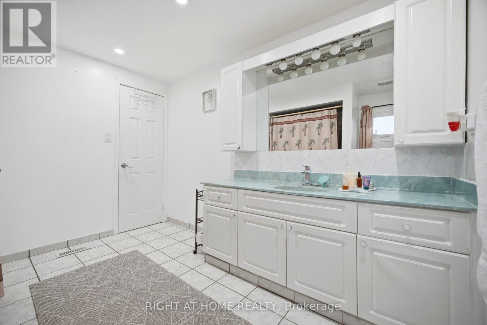 18 Mercedes Drive, Toronto, Ontario  M9V 4T5 - Photo 33 - W13139062