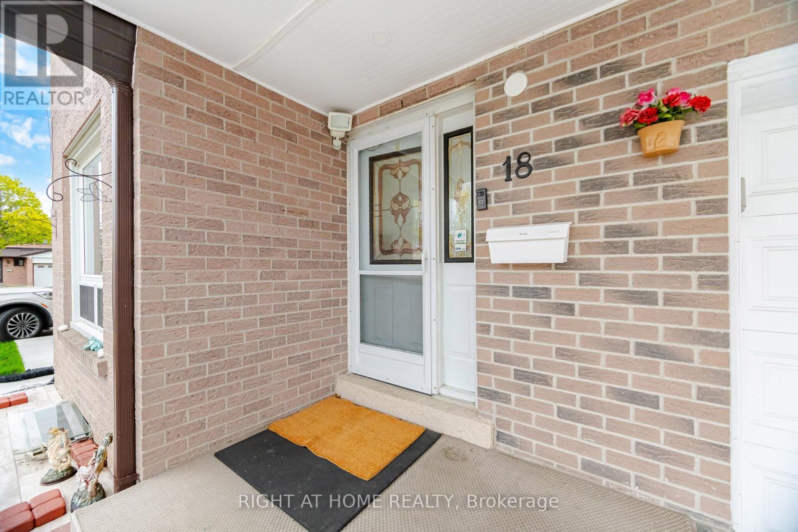 18 Mercedes Drive, Toronto, Ontario  M9V 4T5 - Photo 5 - W13139062