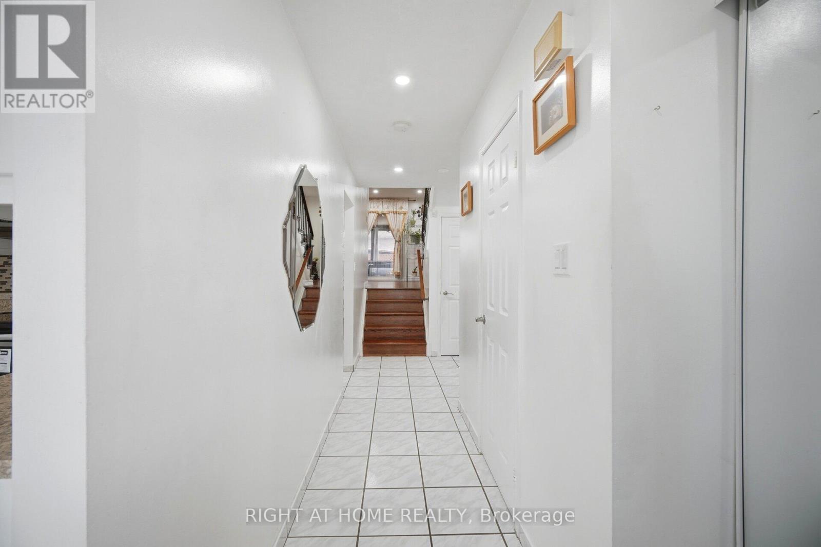 18 Mercedes Drive, Toronto, Ontario  M9V 4T5 - Photo 6 - W13139062