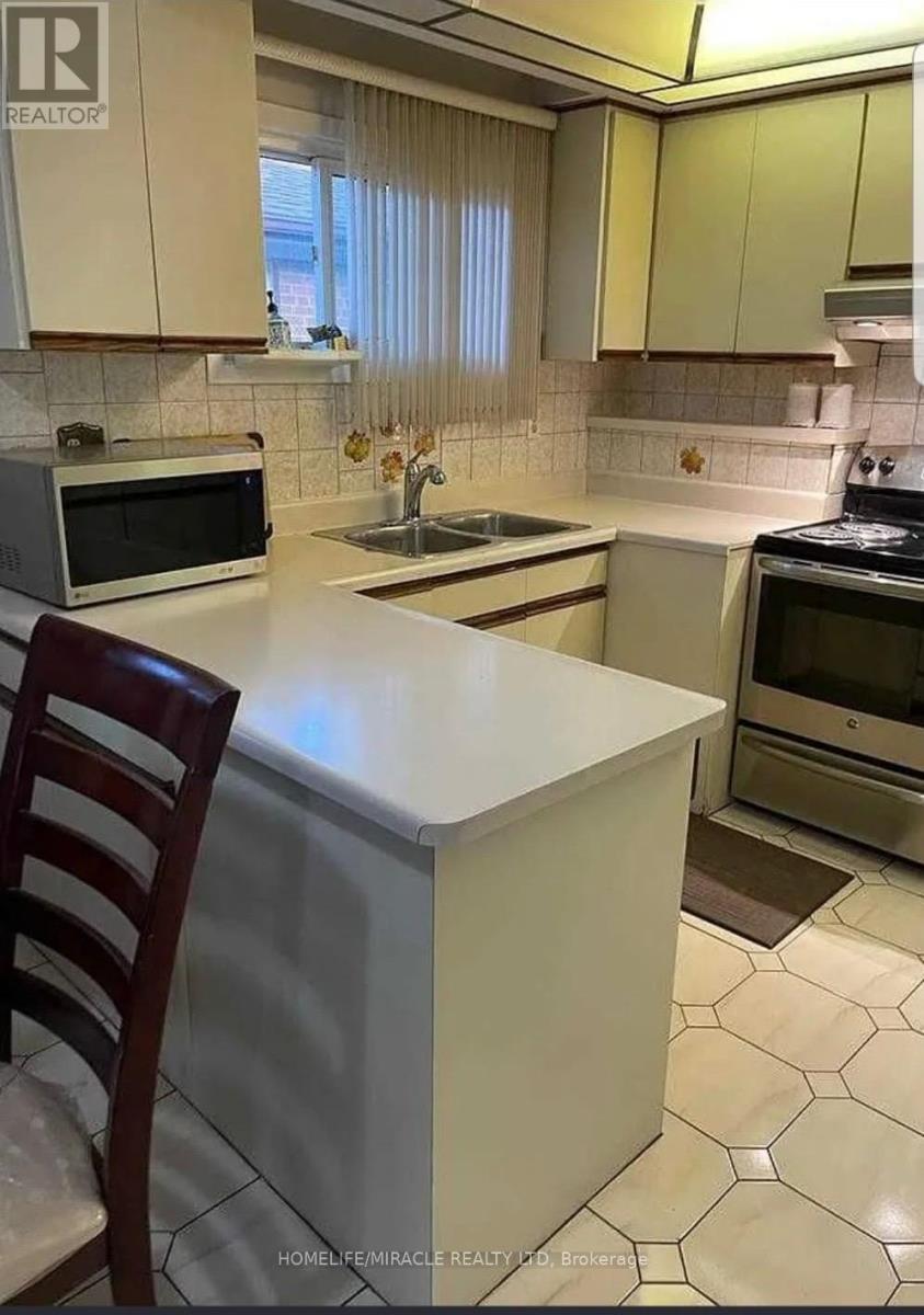 7274 Shallford Road, Mississauga, Ontario L4T 2P7 - Photo 5 - W13139070