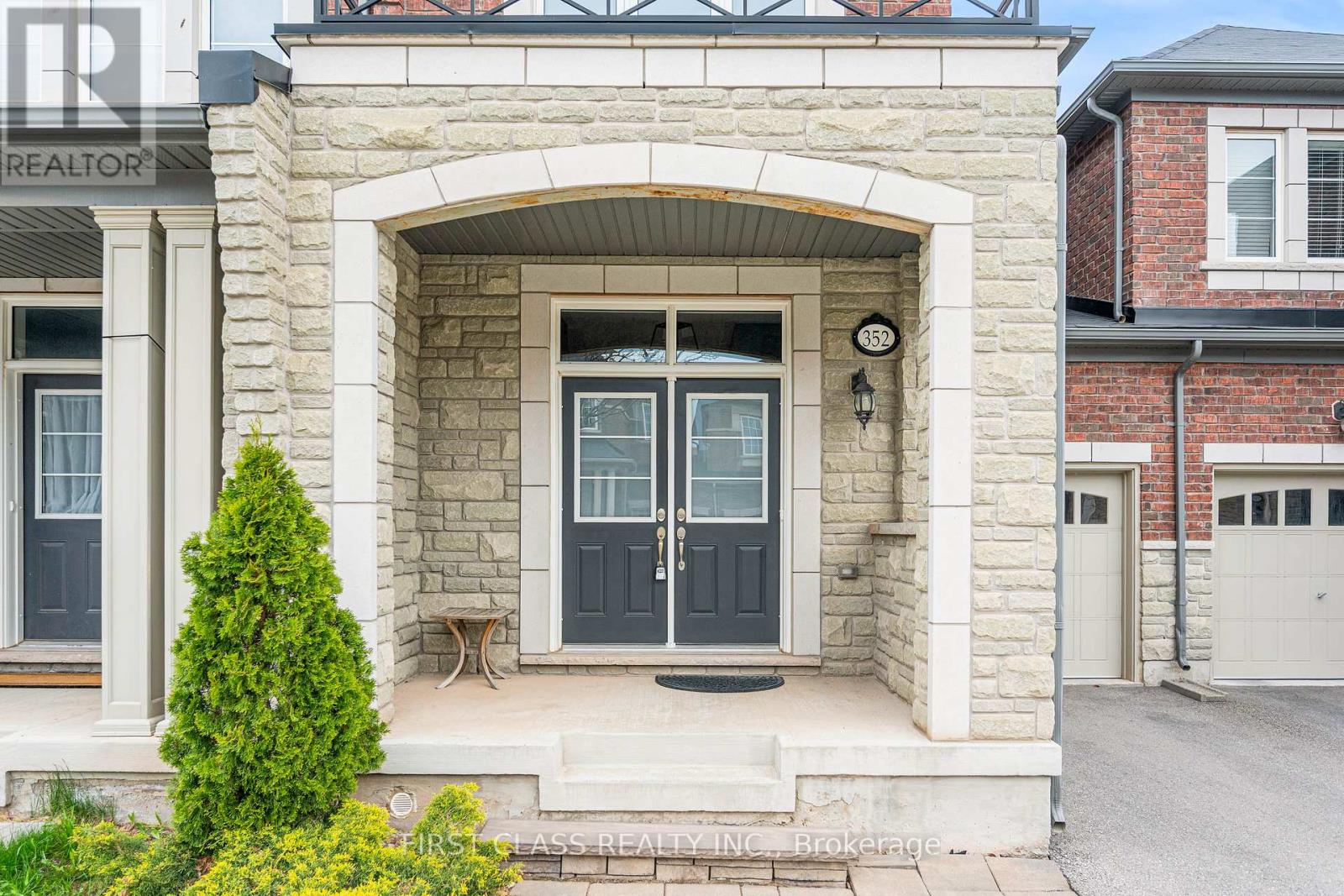 352 Leadwood Gate, Oakville, Ontario  L6M 0Z5 - Photo 2 - W13139088