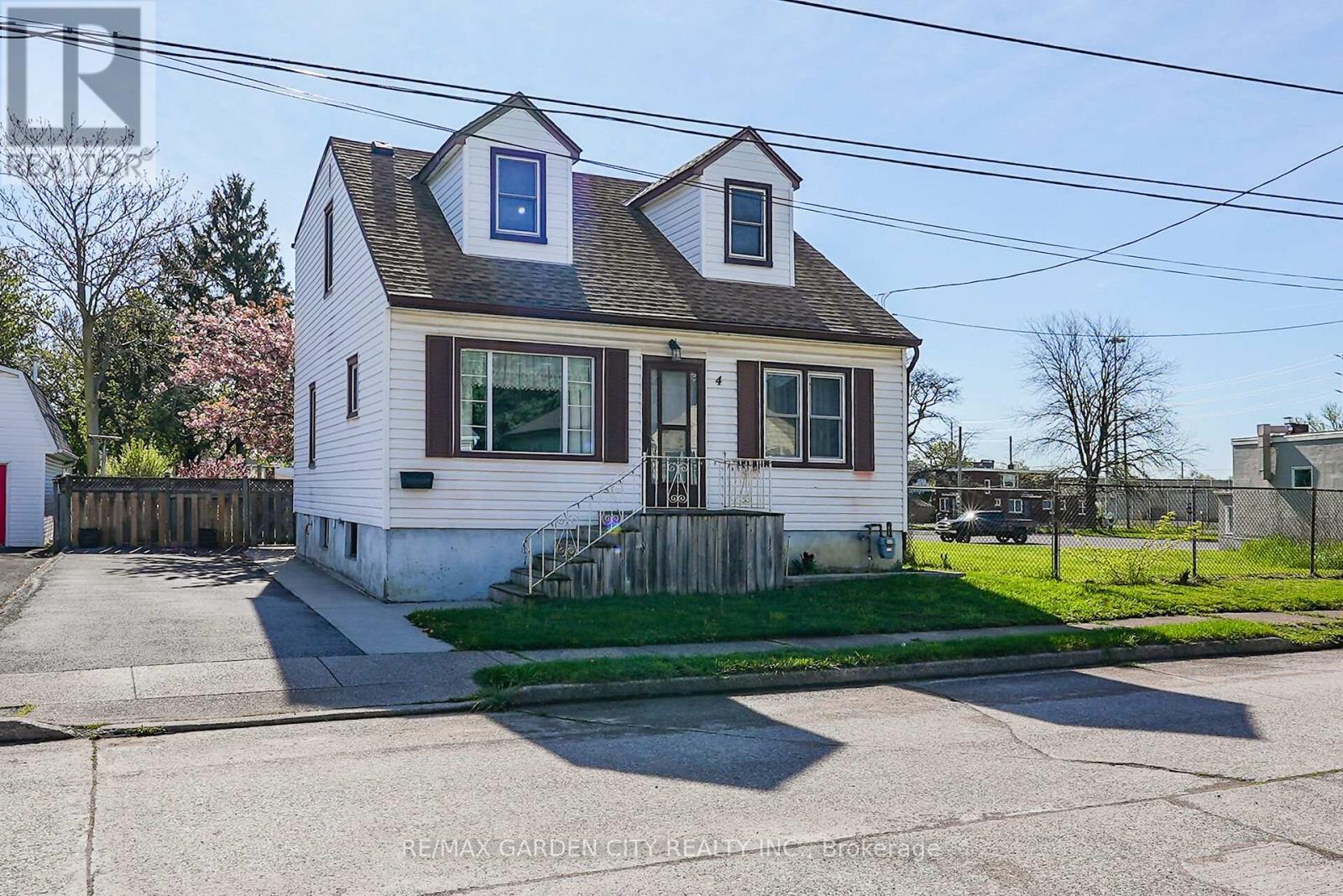 4 PEACHDALE AVENUE, St. Catharines, Ontario