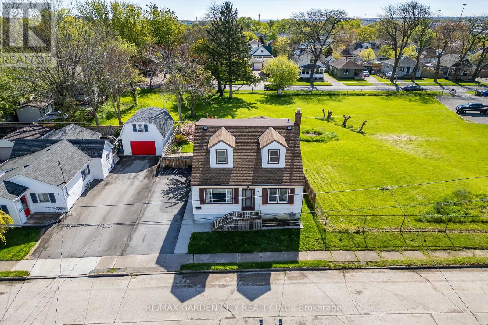 4 Peachdale Avenue, St. Catharines, Ontario  L2M 5M3 - Photo 2 - X13139120