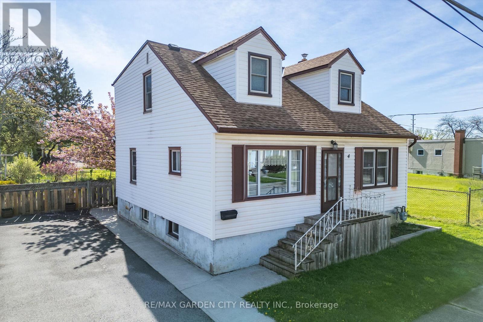 4 Peachdale Avenue, St. Catharines, Ontario  L2M 5M3 - Photo 3 - X13139120