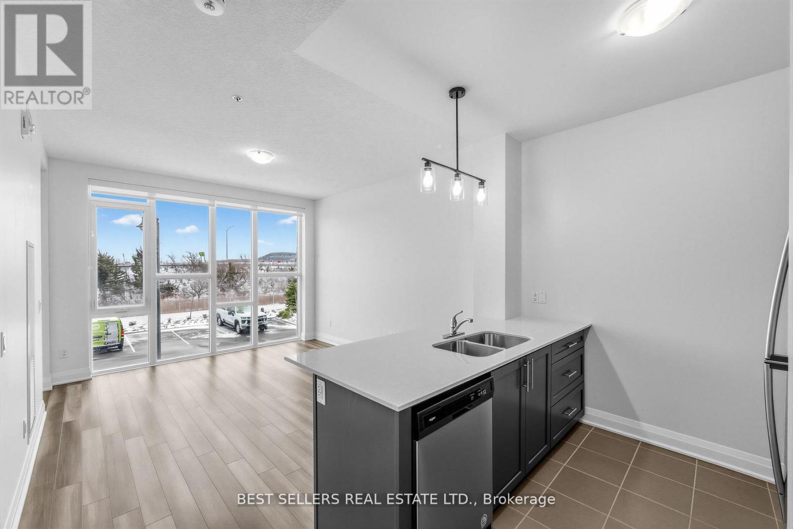 220 - 16 Concord Place, Grimsby, Ontario  L3M 0J1 - Photo 6 - X13139130