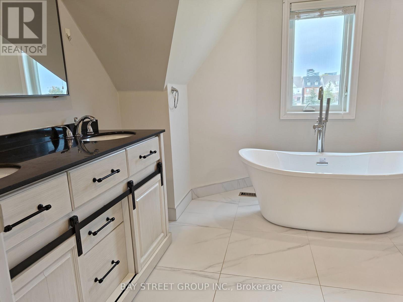 256 Glenashton Drive, Oakville, Ontario  L6H 6H5 - Photo 10 - W13071372