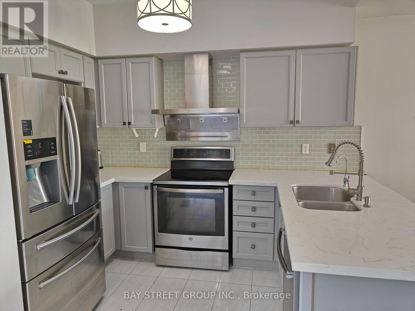 256 Glenashton Drive, Oakville, Ontario  L6H 6H5 - Photo 5 - W13071372