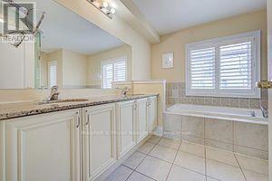 18 Espana Lane, Toronto, Ontario  M2N 7K8 - Photo 6 - C13139176