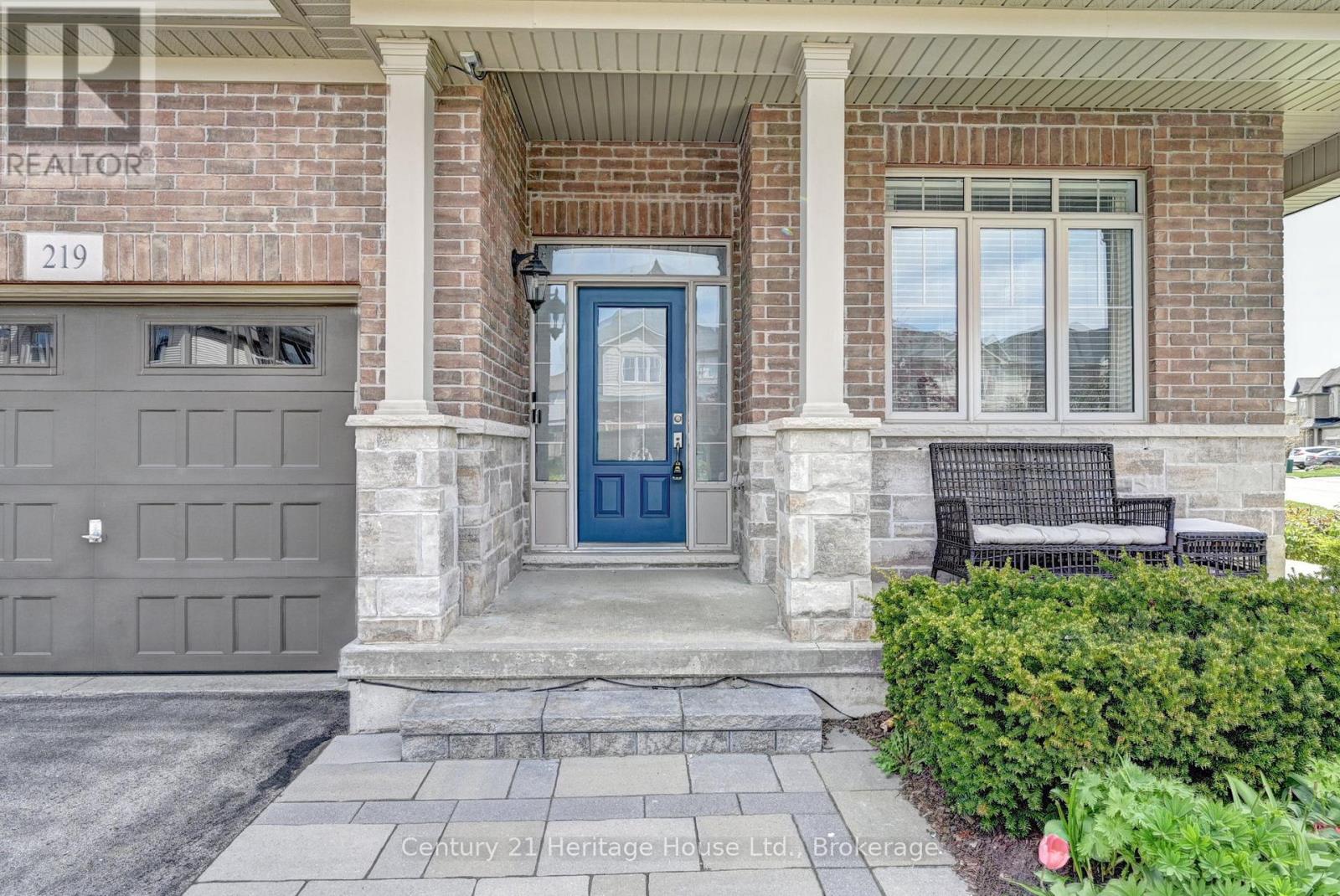 219 Falconridge Drive, Kitchener, Ontario  N2K 0B6 - Photo 4 - X13108406