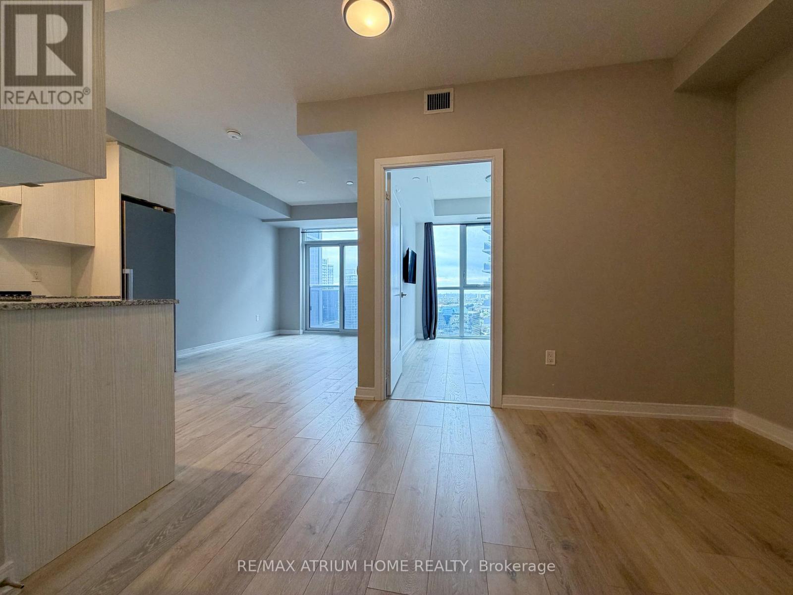 2705 - 225 Village Green Square, Toronto, Ontario  M1S 0N4 - Photo 2 - E13139208