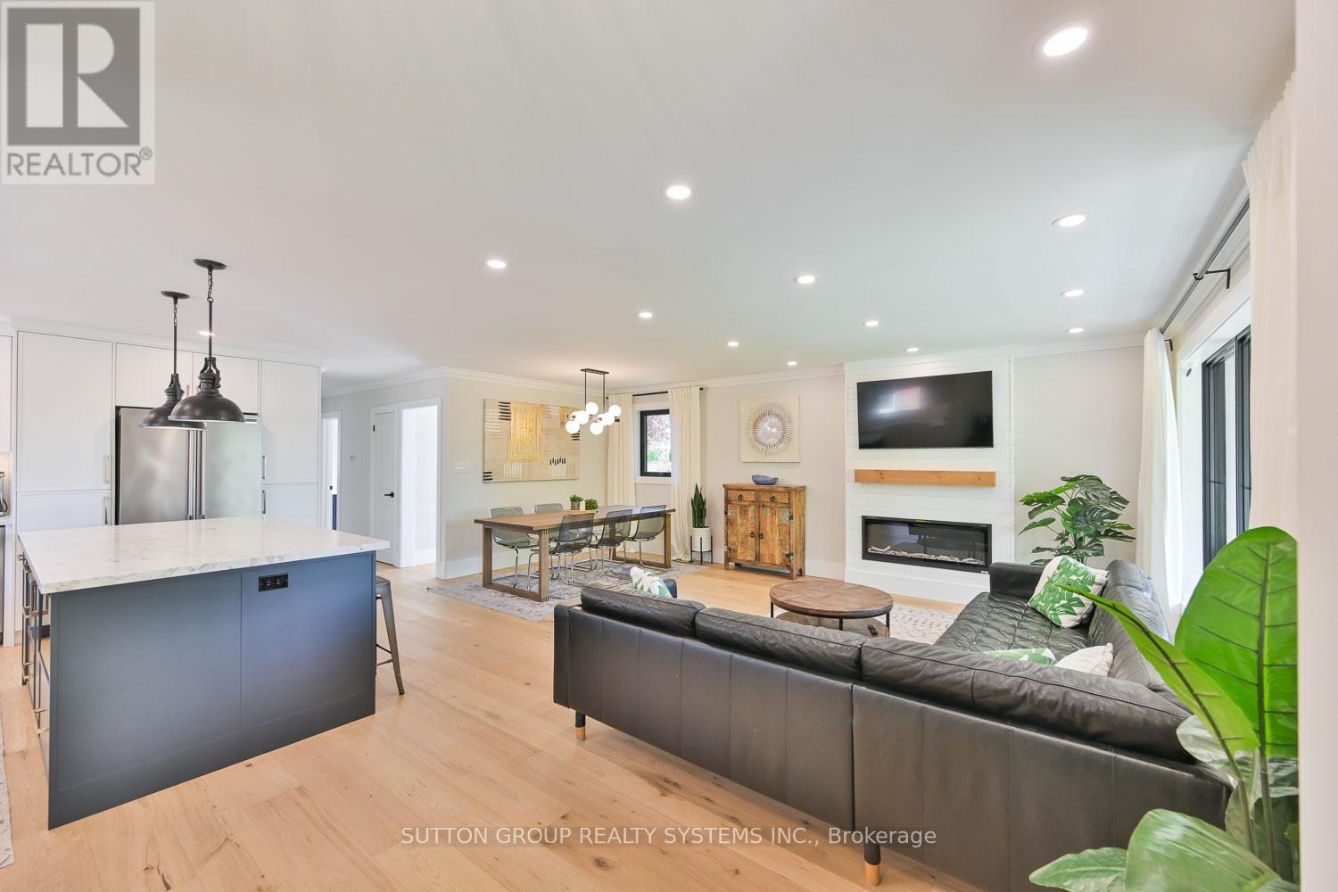 105 Crendon Drive, Toronto, Ontario  M9C 3H7 - Photo 6 - W13139210