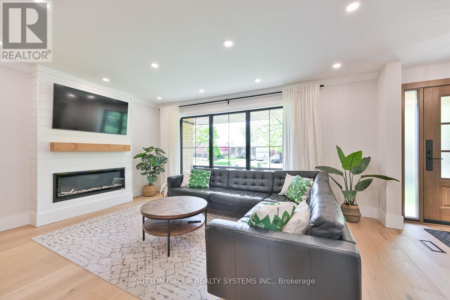 105 Crendon Drive, Toronto, Ontario  M9C 3H7 - Photo 7 - W13139210