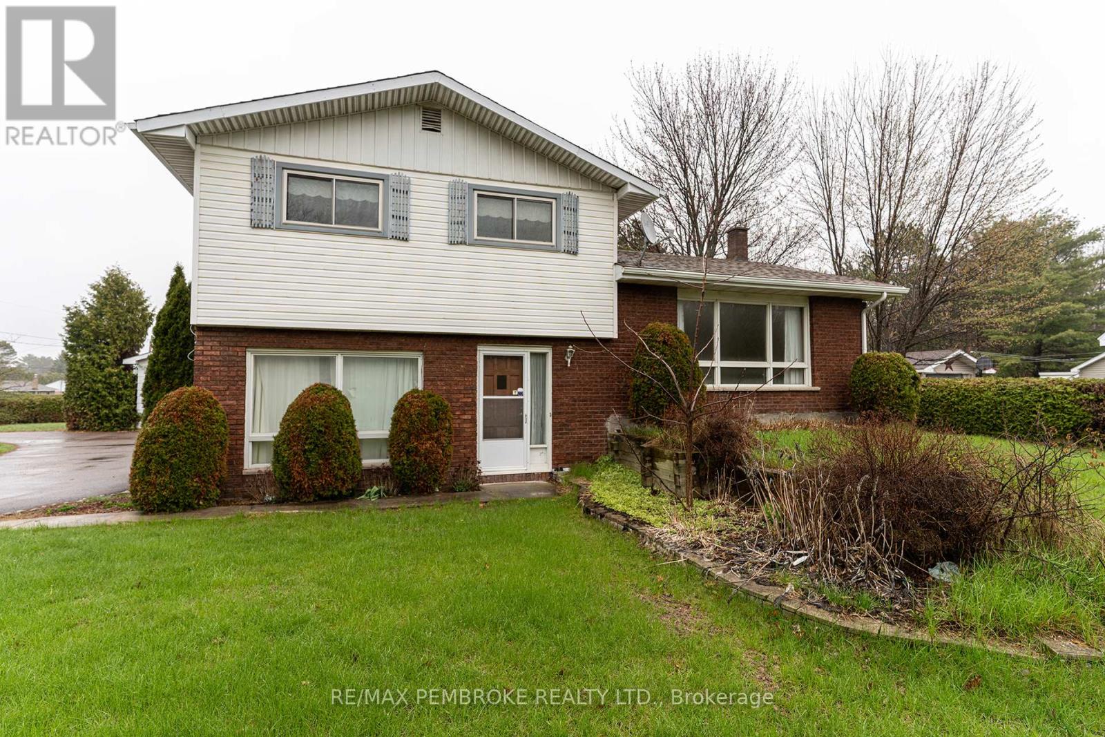 2 SILKE DRIVE, Petawawa, Ontario