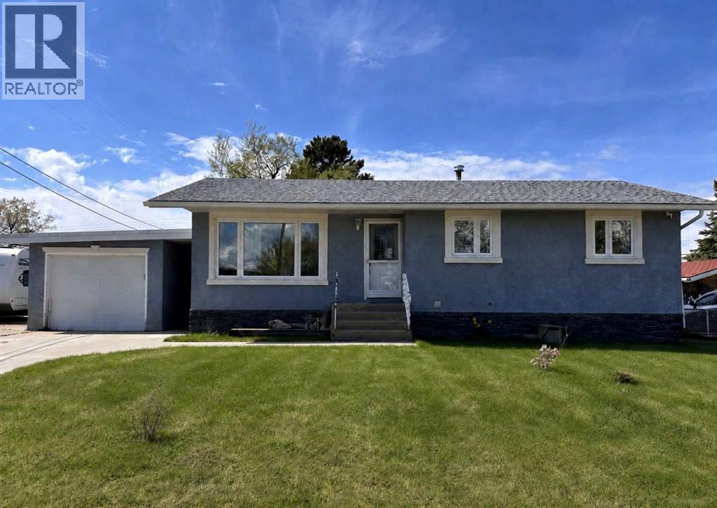 525 4 Avenue, Fox Creek, Alberta  T0H 1P0 - Photo 1 - A2294653