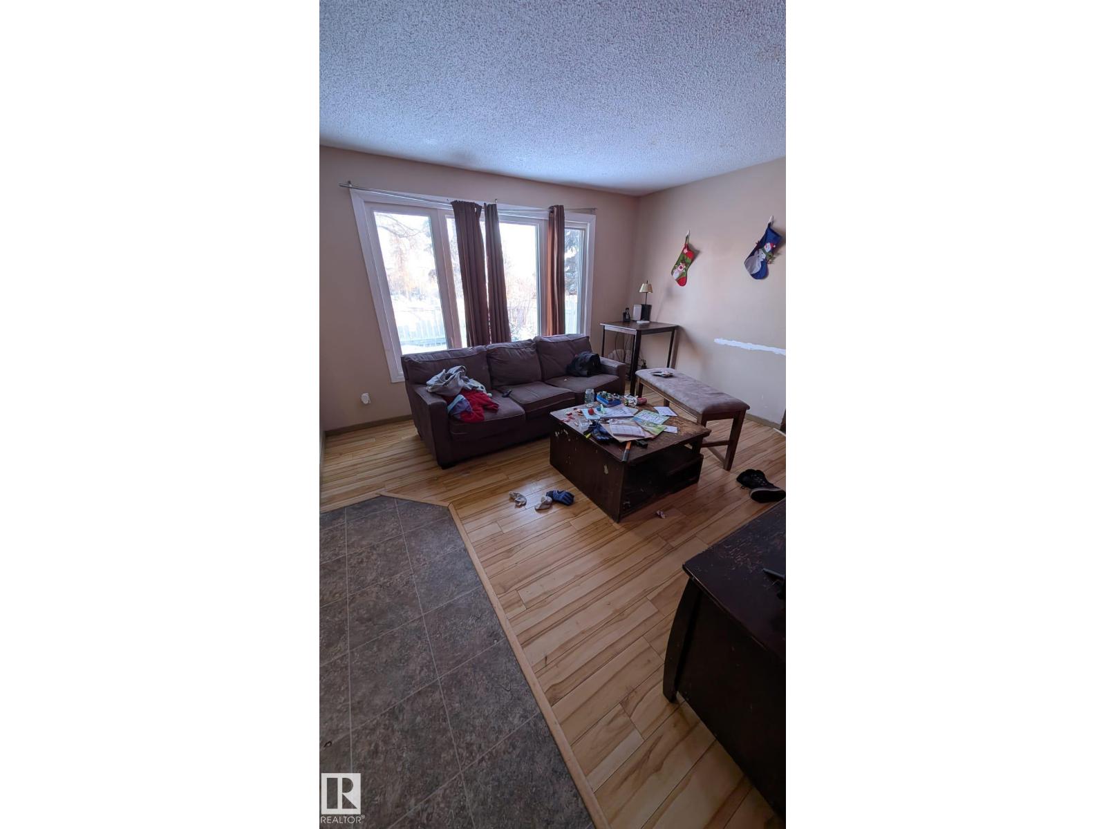 4 Amberly Ct Nw, Edmonton, Alberta  T5A 2H9 - Photo 4 - E4488352