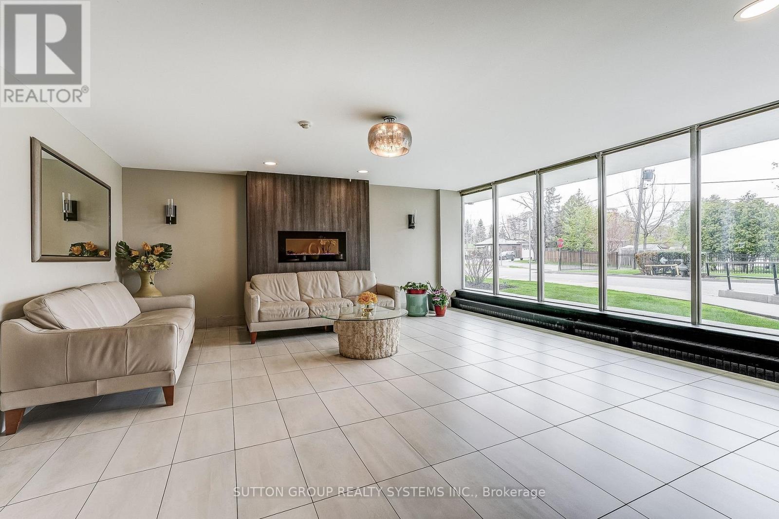 1211 - 1100 Caven Street, Mississauga, Ontario  L5G 4N3 - Photo 4 - W13139278