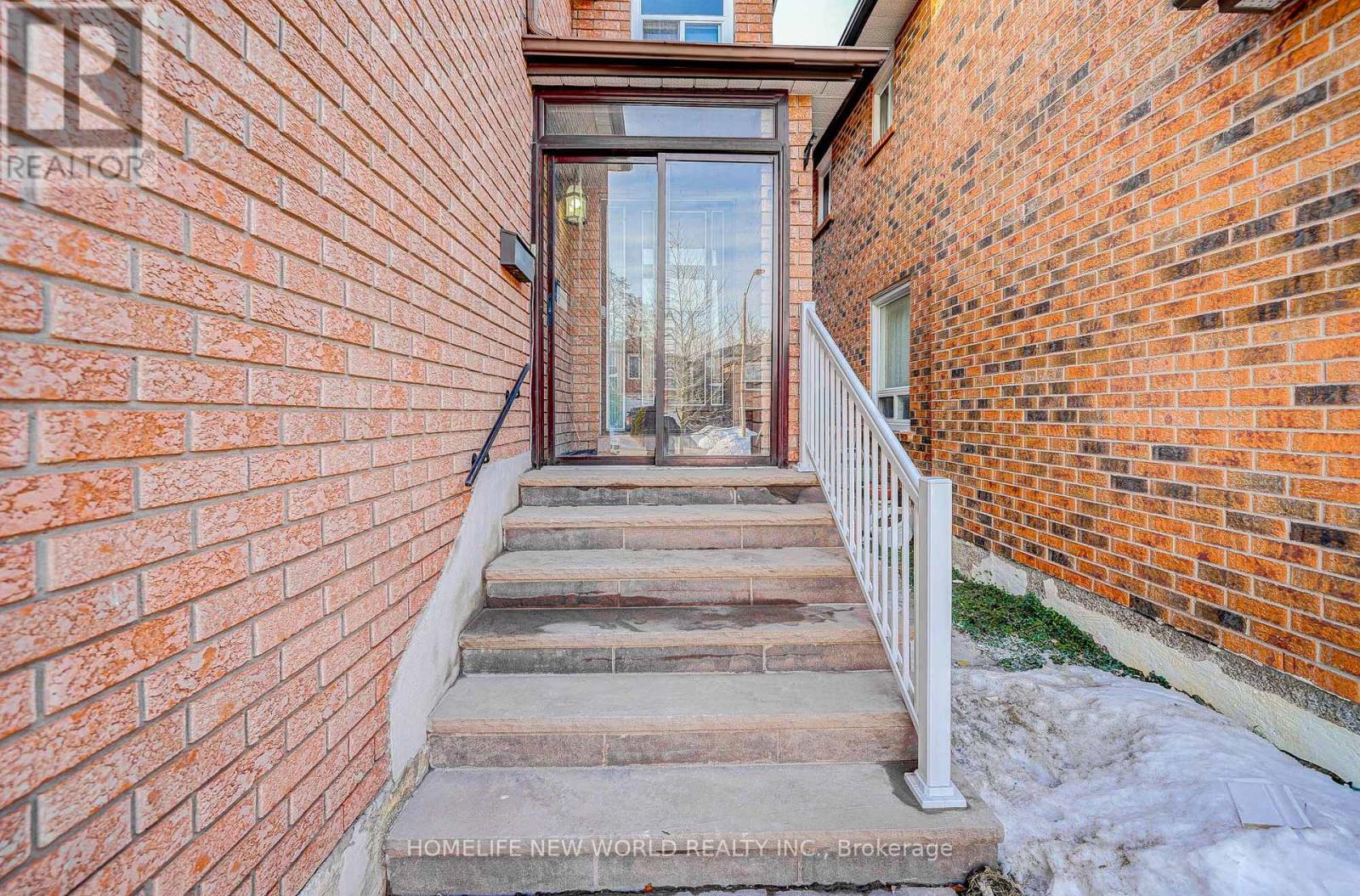 39 Burnt Bark Drive, Toronto, Ontario  M1V 3J6 - Photo 2 - E13139330