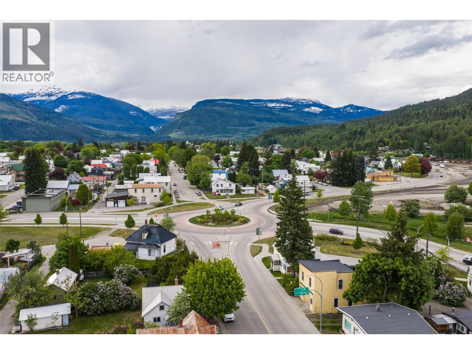 604 Fourth Street E, Revelstoke, British Columbia  V0E 2S0 - Photo 2 - 10385422