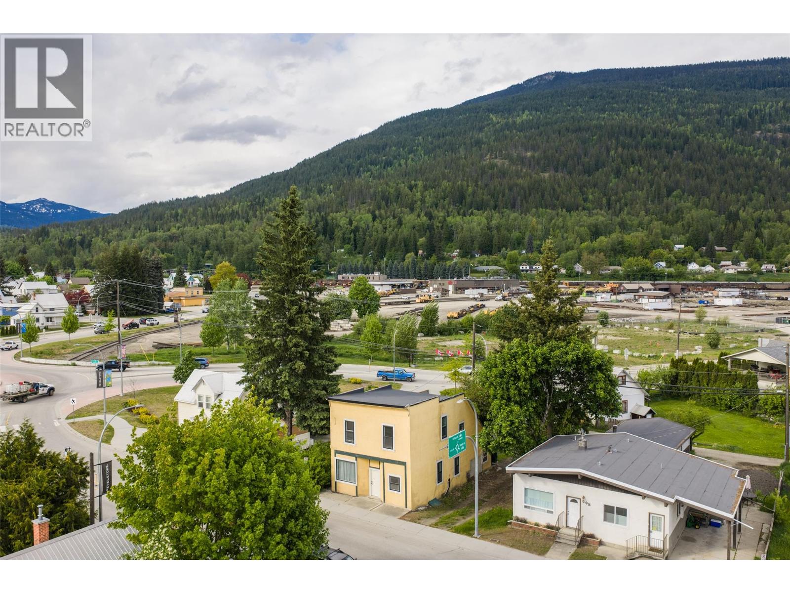 604 Fourth Street E, Revelstoke, British Columbia  V0E 2S0 - Photo 3 - 10385422