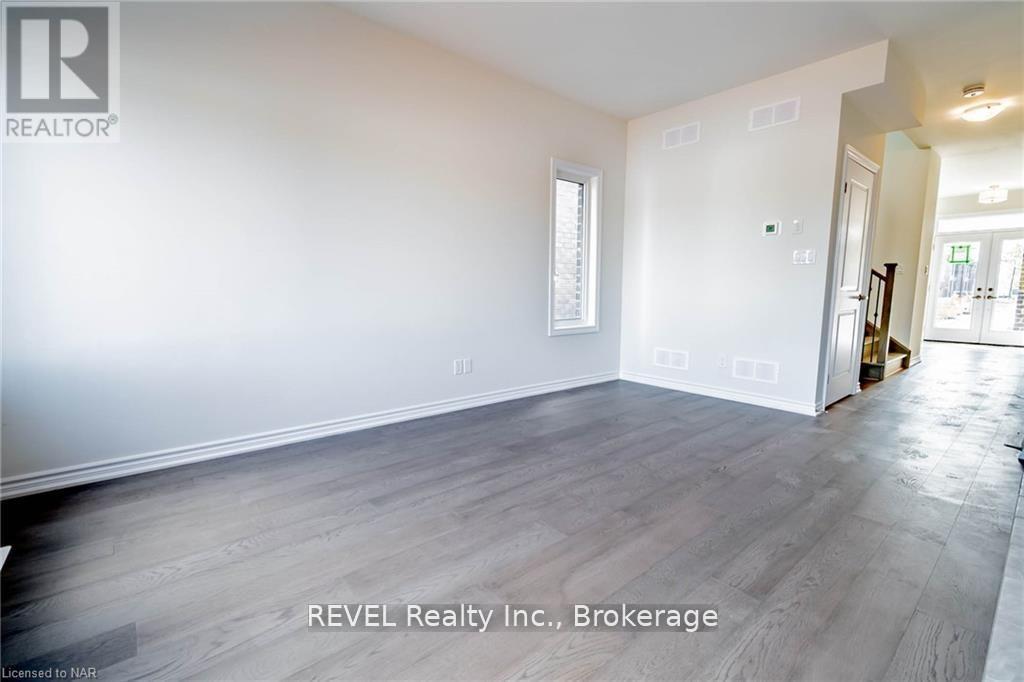 Upper - 77 Renfrew Trail, Welland, Ontario  L3C 0K2 - Photo 4 - X13139412