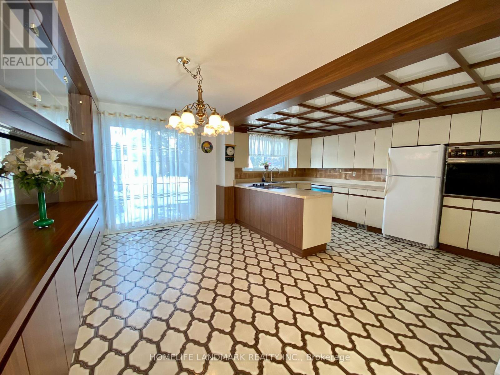 2293 Delkus Crescent, Mississauga, Ontario L5A 1K8 - Photo 3 - W13139410