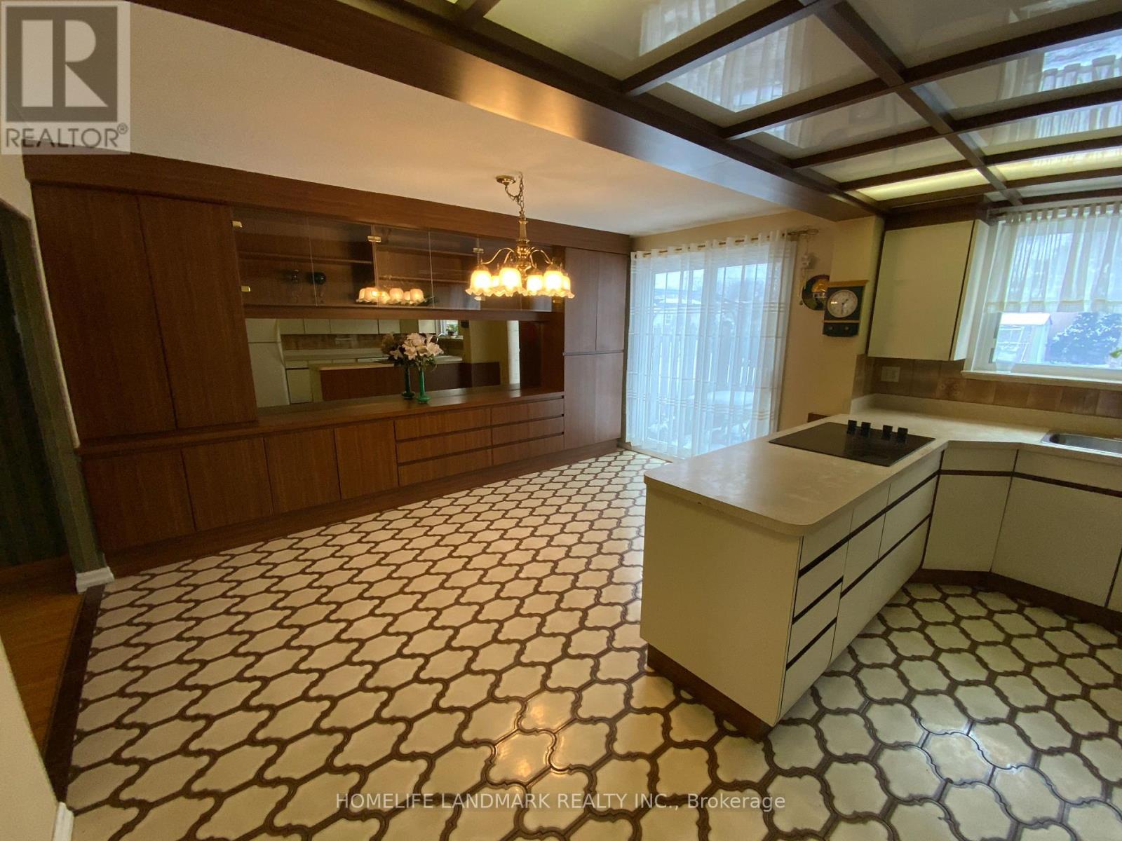 2293 Delkus Crescent, Mississauga, Ontario L5A 1K8 - Photo 4 - W13139410