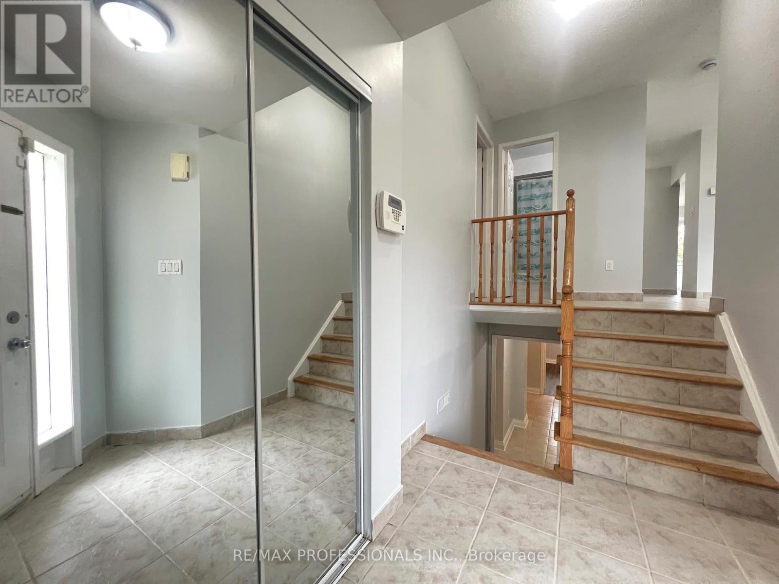 110 Springview Drive, Brampton, Ontario  L6X 4L1 - Photo 2 - W13139420