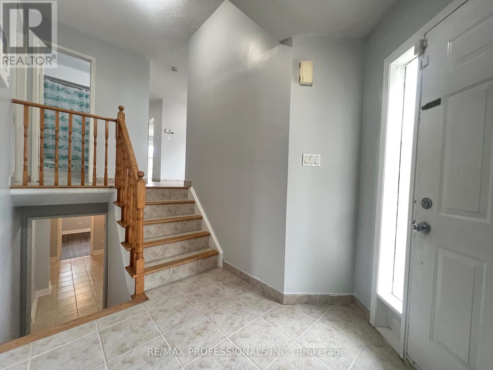 110 Springview Drive, Brampton, Ontario  L6X 4L1 - Photo 3 - W13139420