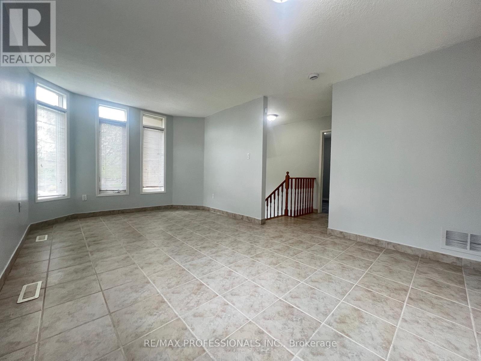 110 Springview Drive, Brampton, Ontario  L6X 4L1 - Photo 5 - W13139420