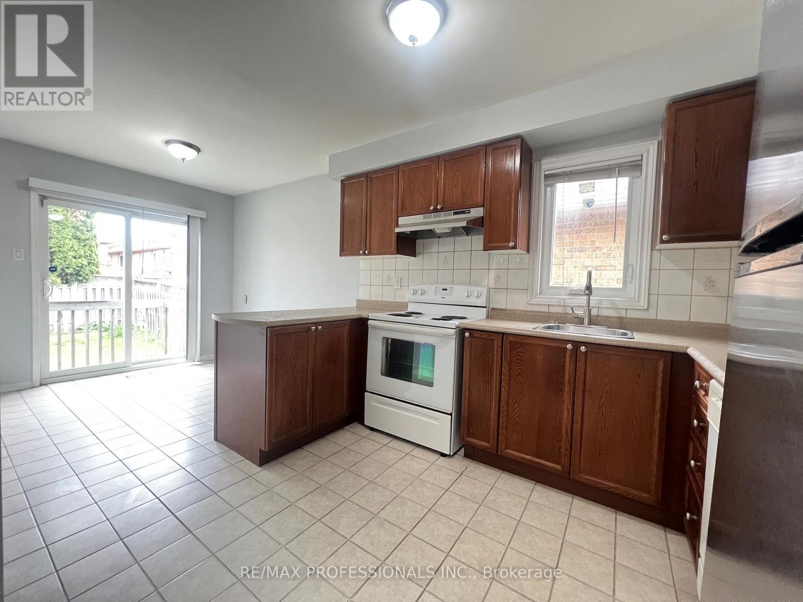110 Springview Drive, Brampton, Ontario  L6X 4L1 - Photo 7 - W13139420