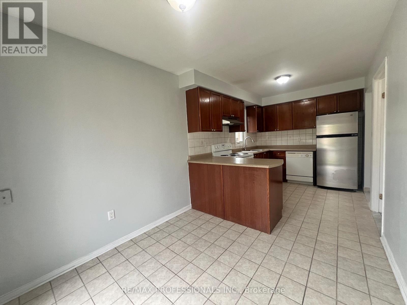 110 Springview Drive, Brampton, Ontario  L6X 4L1 - Photo 9 - W13139420