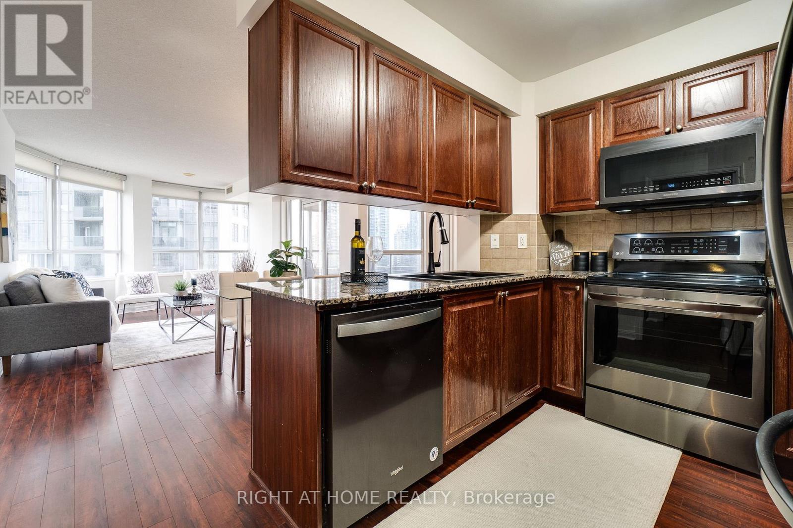 1713 - 310 Burnhamthorpe Road, Mississauga (City Centre), Ontario  L5B 4P9 - Photo 13 - W13062044