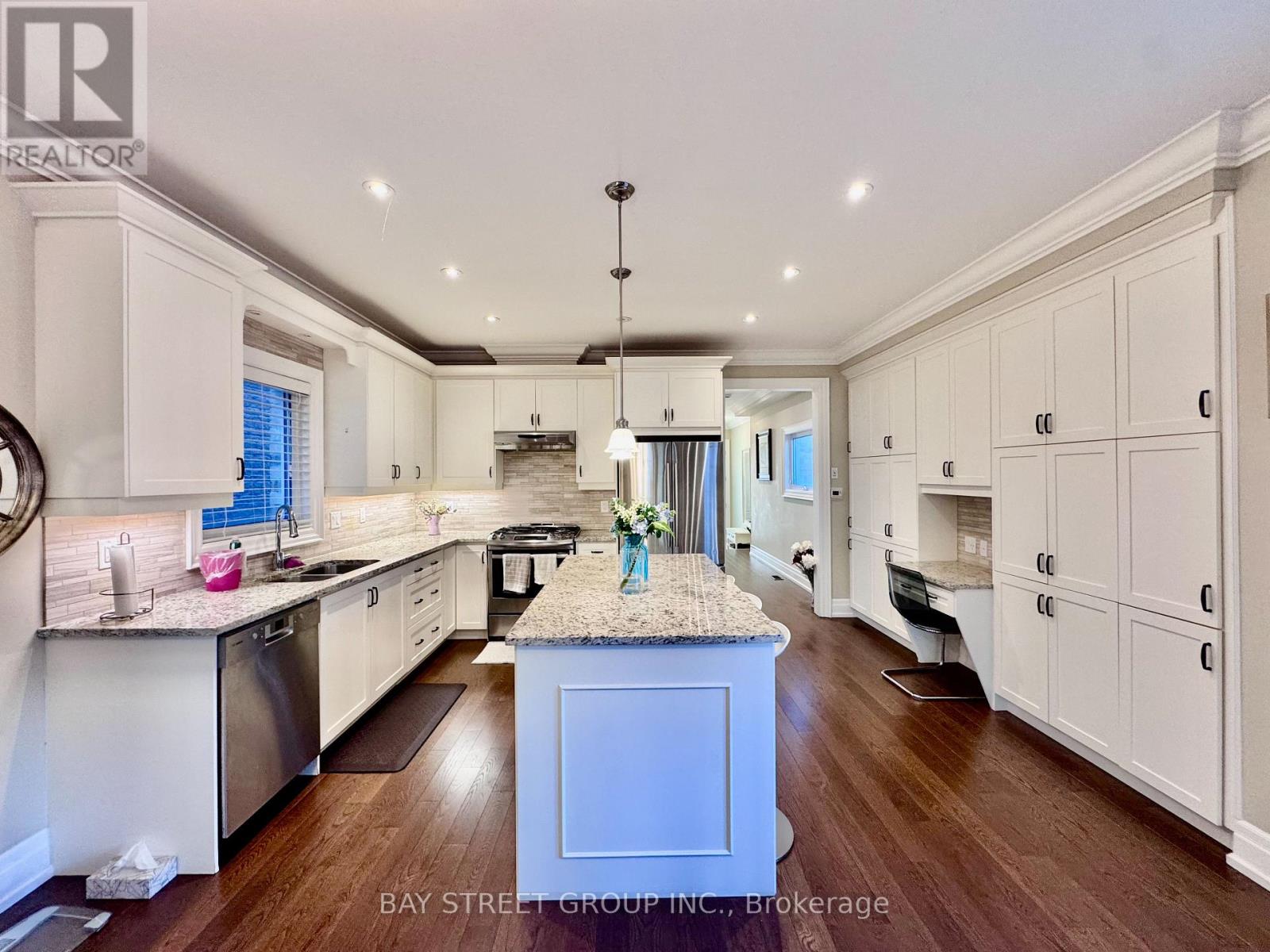 1033 Shaw Drive, Mississauga, Ontario  L5G 3Z3 - Photo 2 - W13109134