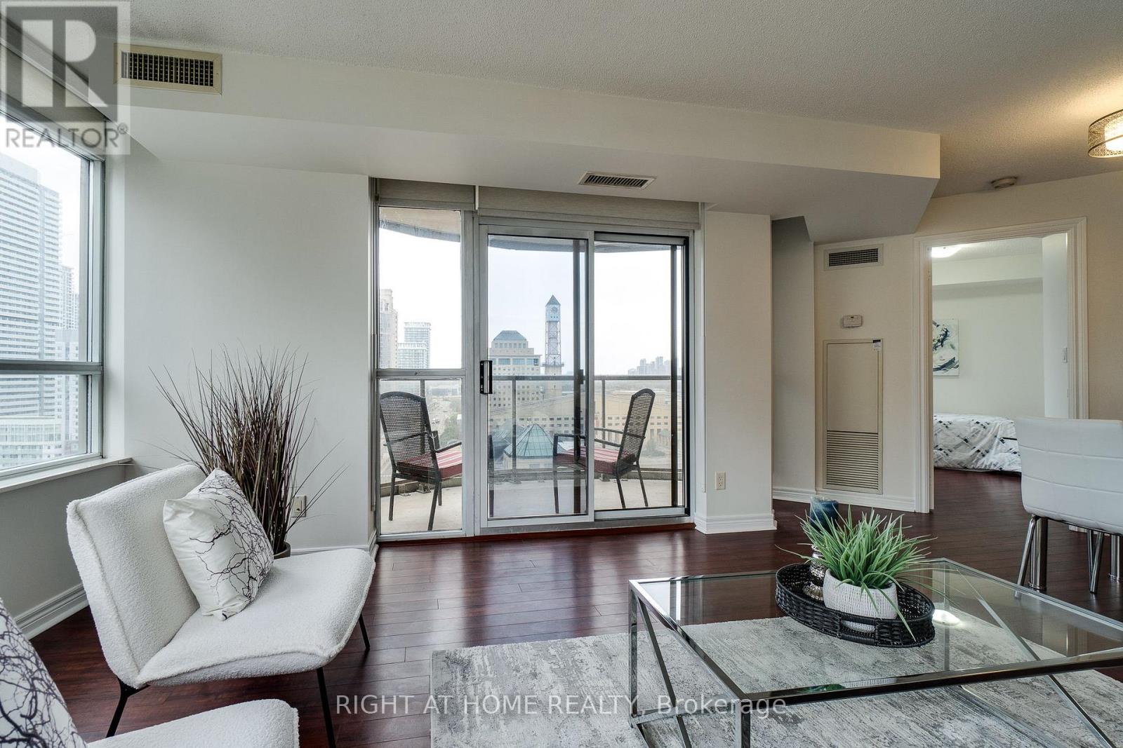 1713 - 310 Burnhamthorpe Road, Mississauga (City Centre), Ontario  L5B 4P9 - Photo 6 - W13062044
