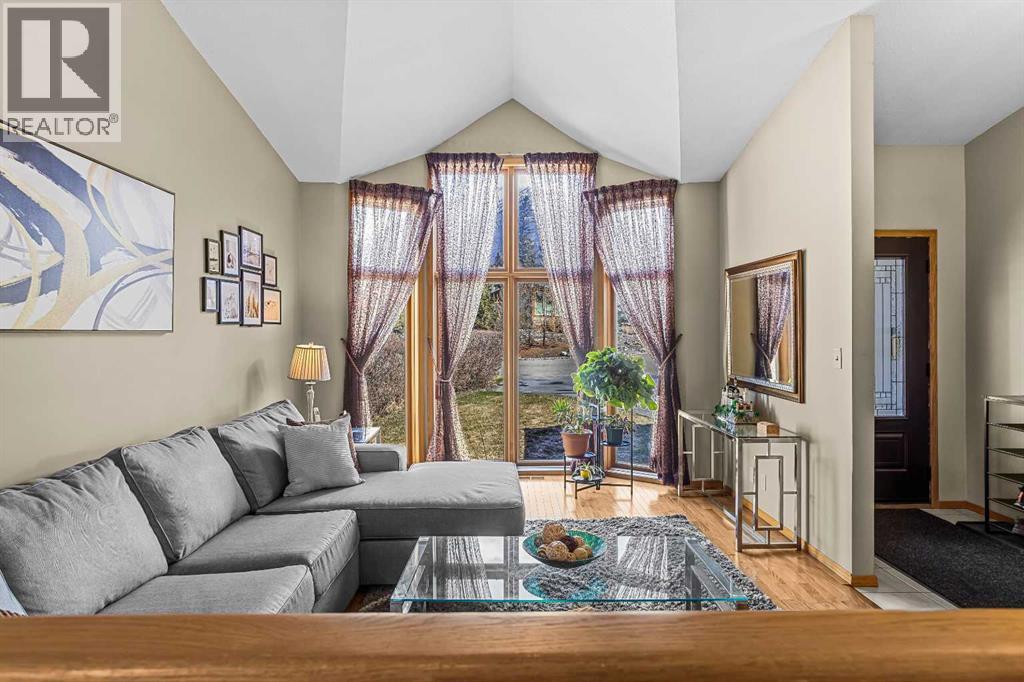 260 Grizzly Crescent, Canmore, Alberta  T1W 1B5 - Photo 5 - A2306249
