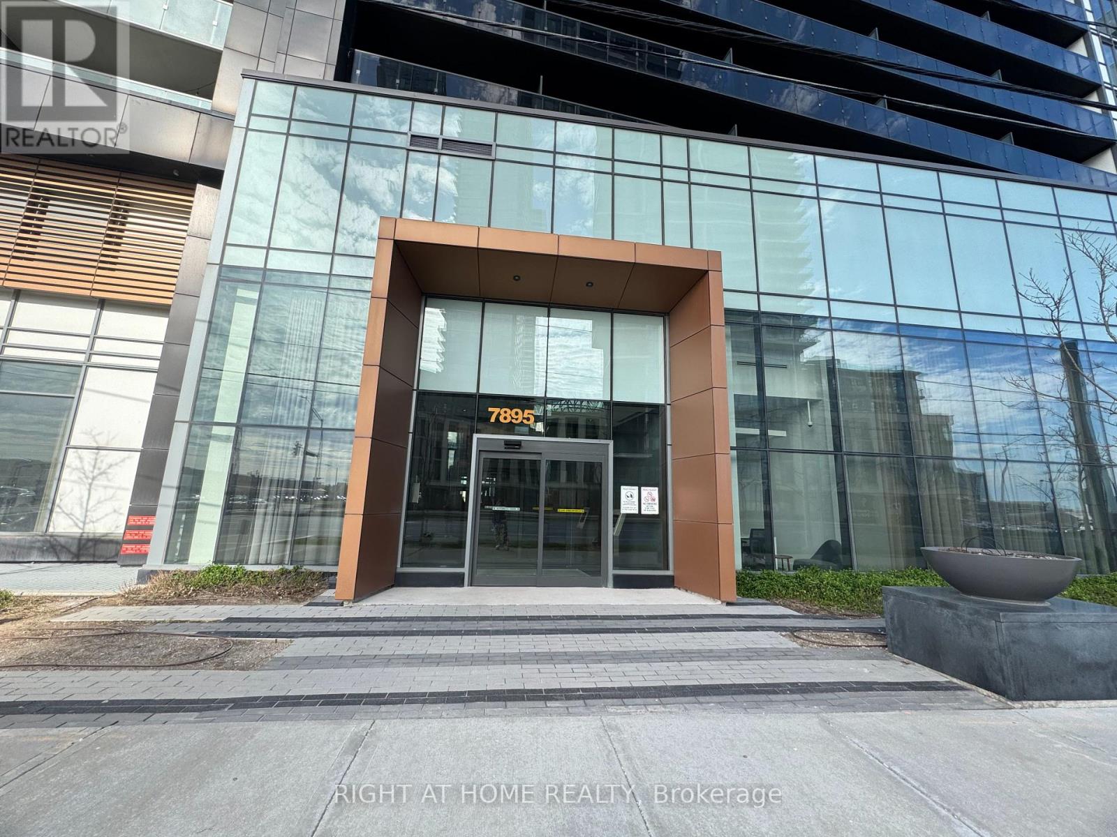 918 - 7895 Jane St Street, Vaughan, Ontario  L4K 2M7 - Photo 2 - N13139468