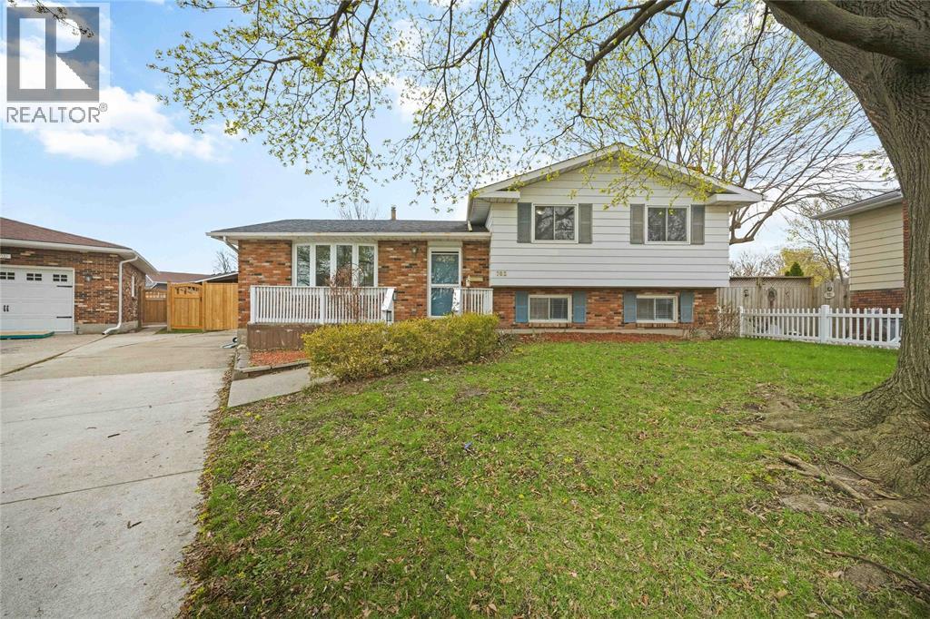 702 FROST COURT, Sarnia, Ontario