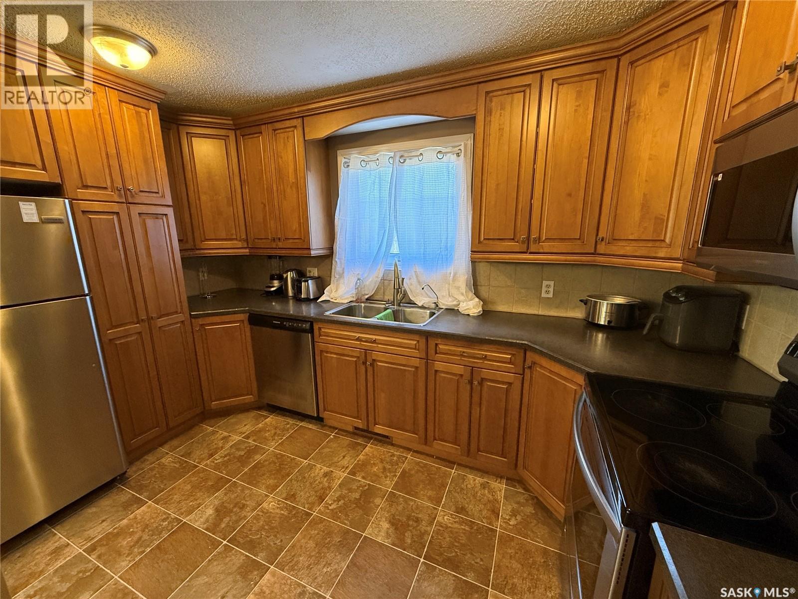 805 Souris Avenue, Weyburn, Saskatchewan  S4H 0E5 - Photo 4 - SK034628