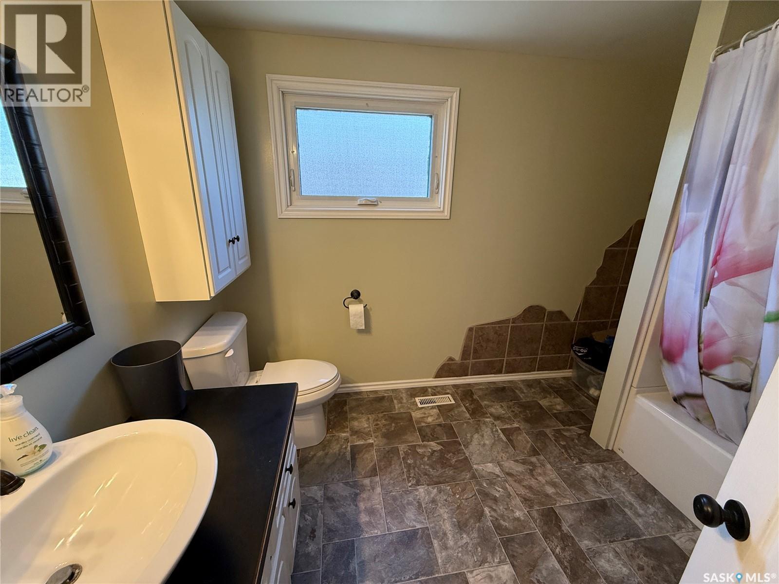 805 Souris Avenue, Weyburn, Saskatchewan  S4H 0E5 - Photo 5 - SK034628
