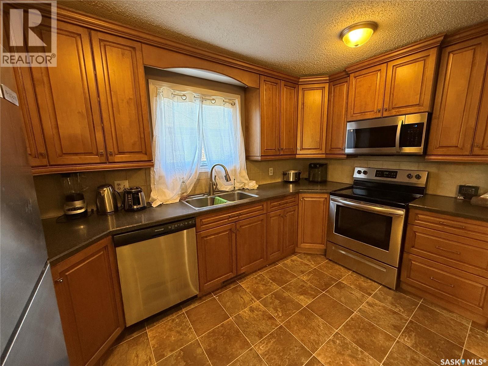 805 Souris Avenue, Weyburn, Saskatchewan  S4H 0E5 - Photo 3 - SK034628