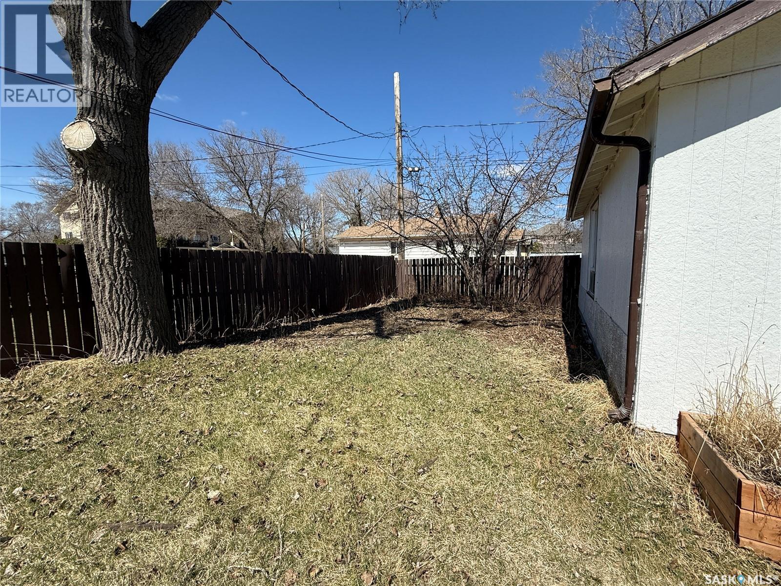 805 Souris Avenue, Weyburn, Saskatchewan  S4H 0E5 - Photo 13 - SK034628