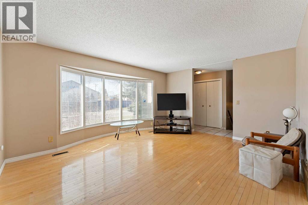 7003 Temple Drive Ne, Calgary, Alberta  T1Y 4Z4 - Photo 5 - A2307481