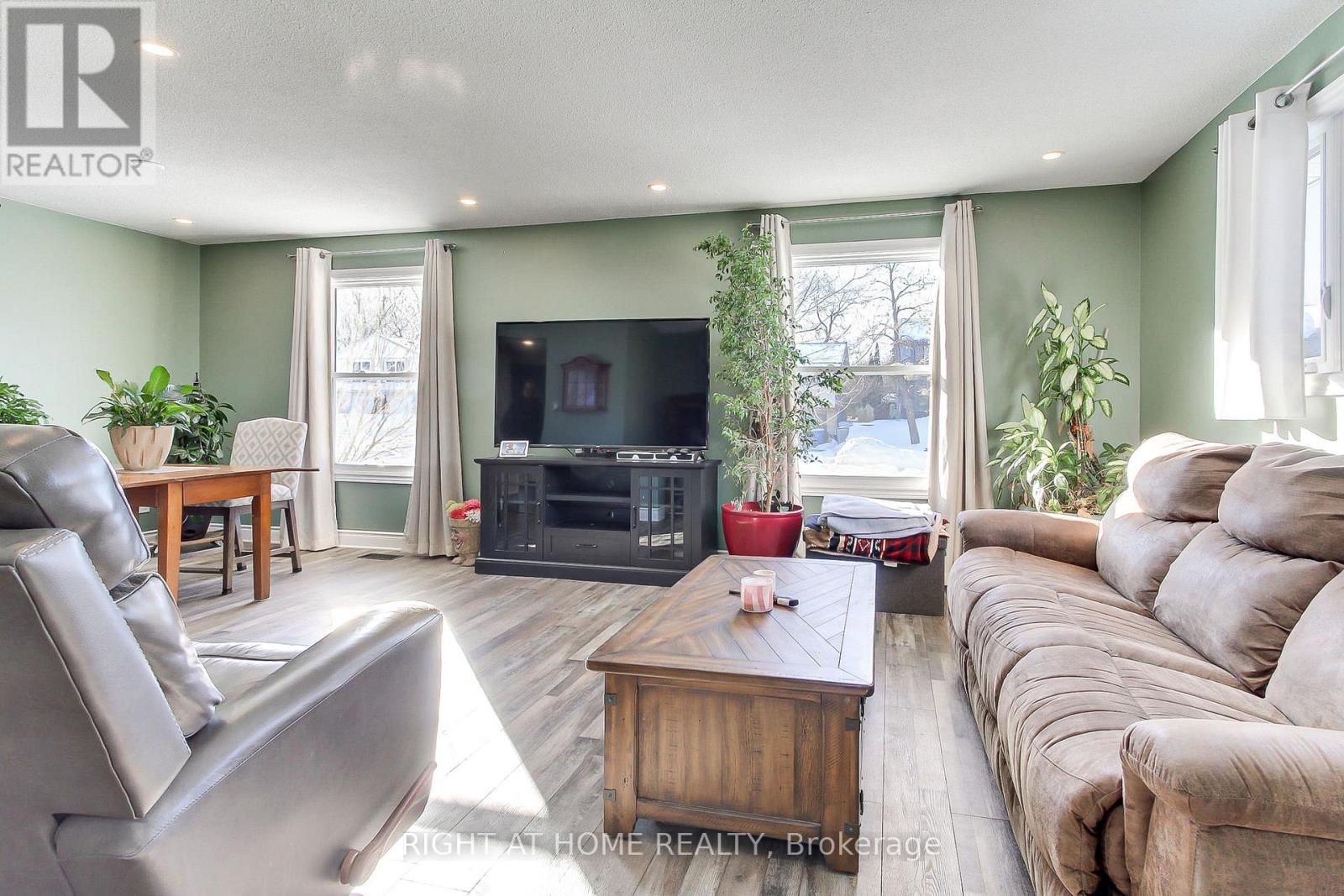 853 Magnolia Avenue, Newmarket, Ontario  L3Y 5H5 - Photo 8 - N12723300