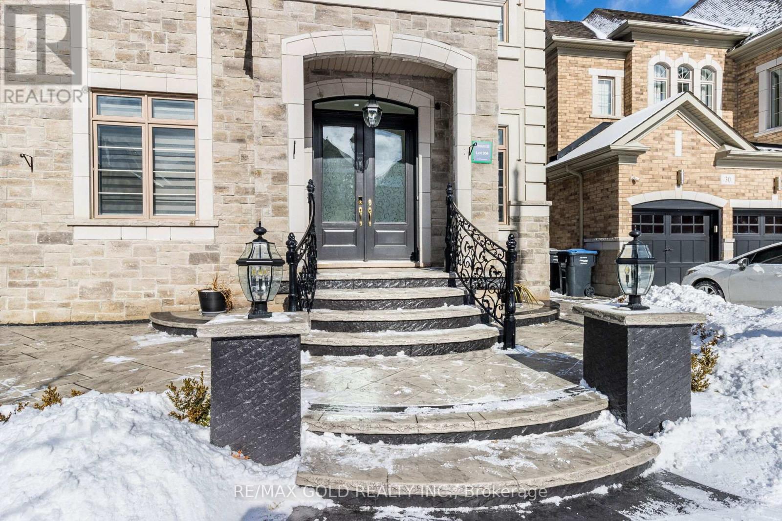 28 Cloverhaven Road, Brampton, Ontario  L6P 4E4 - Photo 2 - W13139564