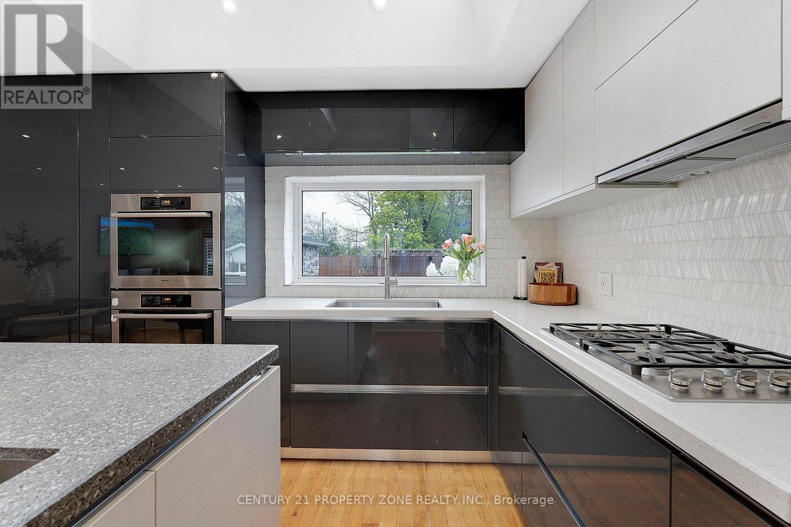 547 Pinegrove Road, Oakville, Ontario  L6K 2C2 - Photo 4 - W13134668