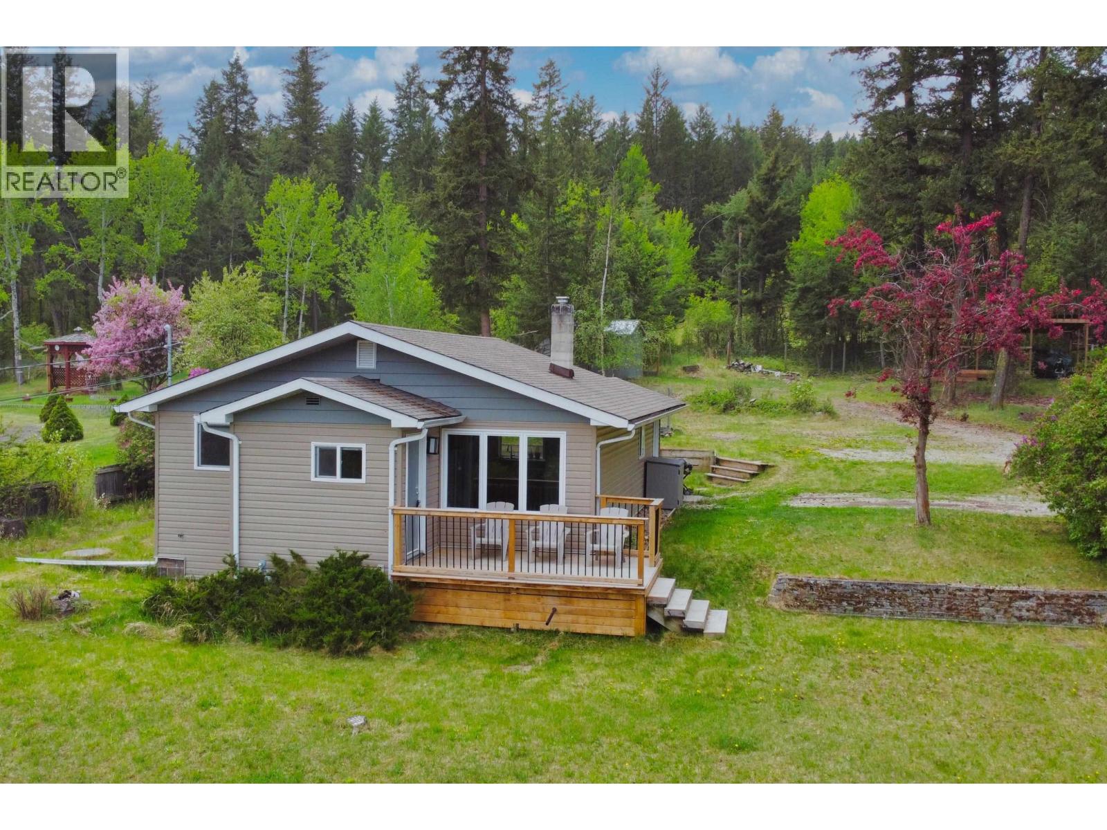 541 Hodgson Road, Esler / Dog Creek, British Columbia  V2G 3P8 - Photo 1 - R3124316