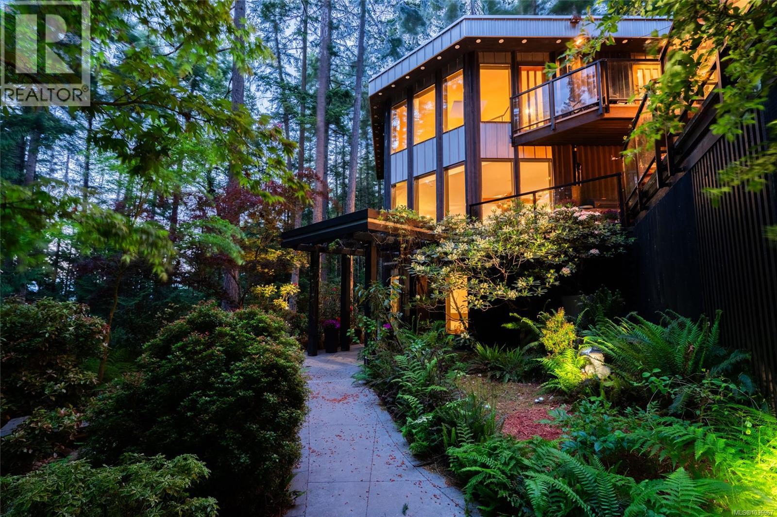 1457 Howcrest Rd, North Saanich, British Columbia  V8L 5K1 - Photo 1 - 1036967